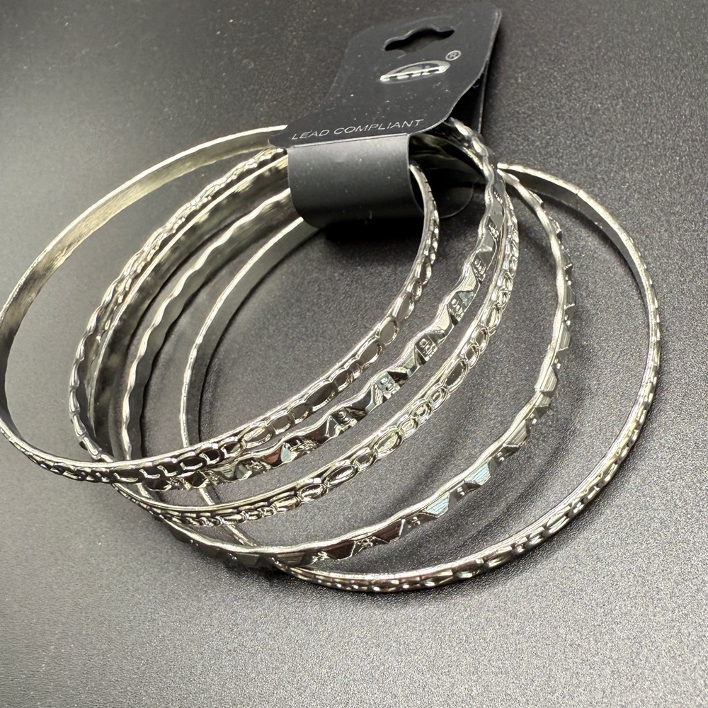 🚨3 for $15🚨 AT FASHION JEWELRY - Set of 5 Silver Tone Bangles